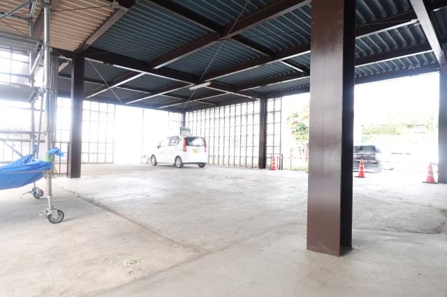 　屋根付き駐車場