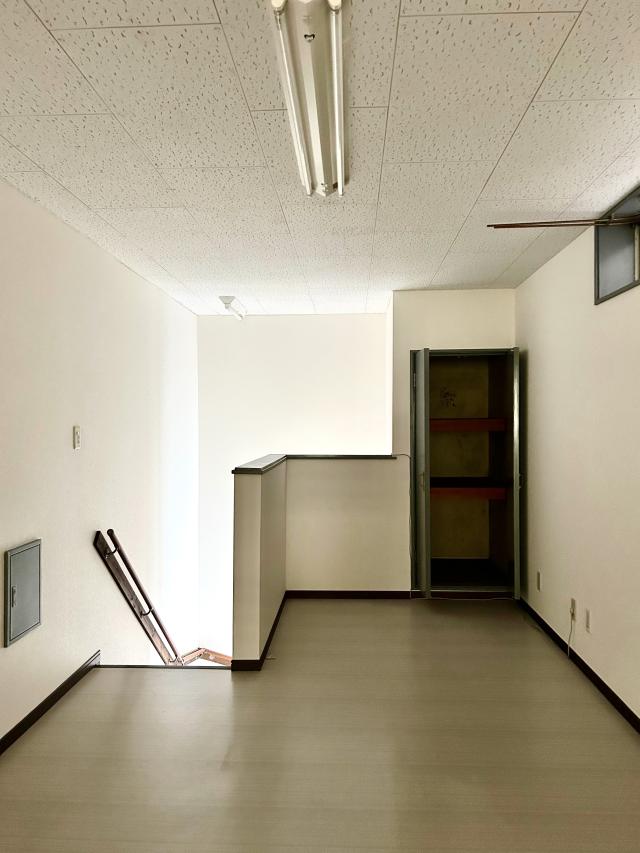 　2階　階段・収納