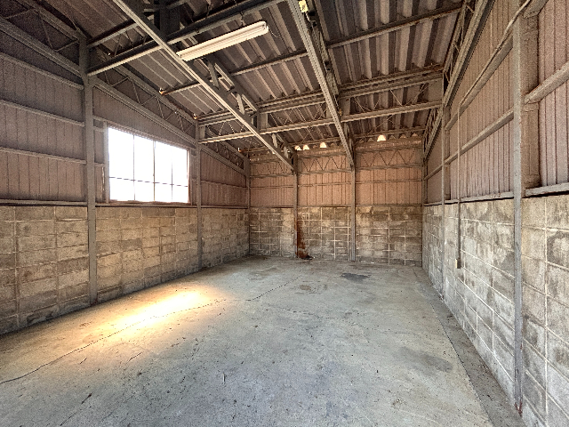 　倉庫内部