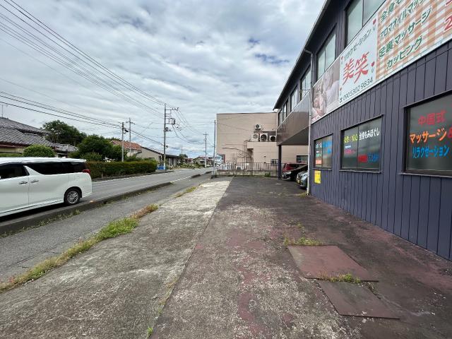 　店舗前駐車場