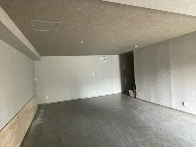 　落ち着いたグレーの内装です。