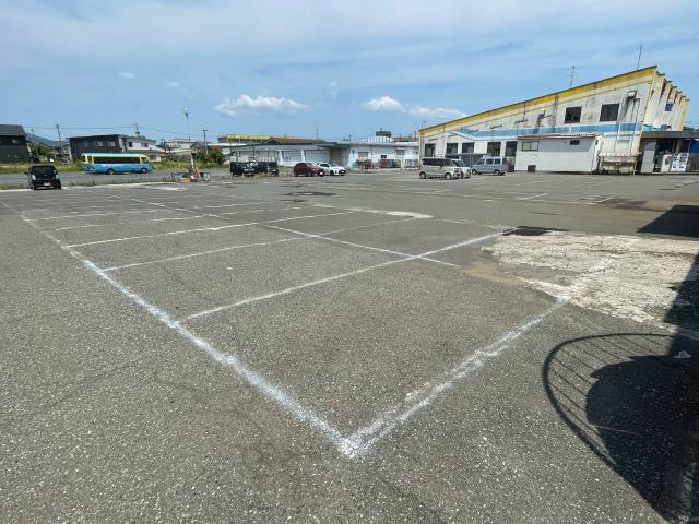 　共用の無料駐車場