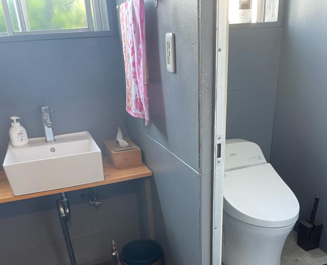 　共用のトイレと手洗いがあります。