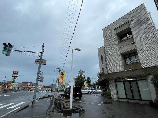 　8号線交差点角地