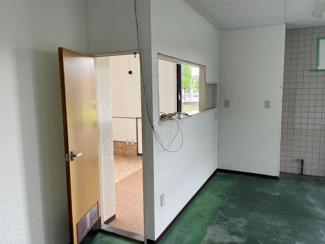 　店内との仕切り壁・カウンター