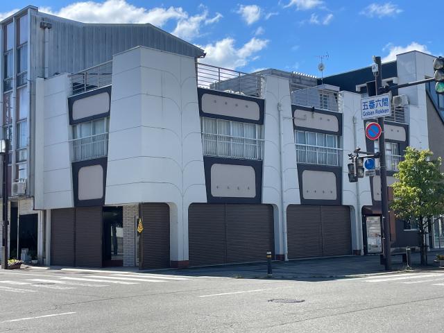 　六間通り角地です。