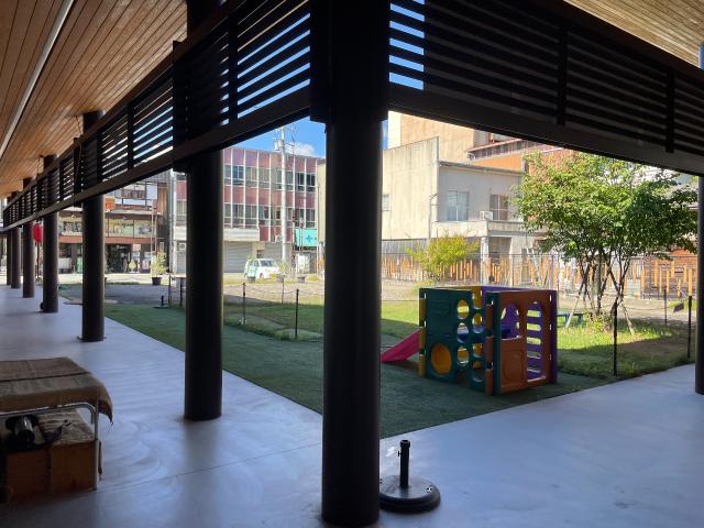 　　鉄製の軒柱が素敵です。