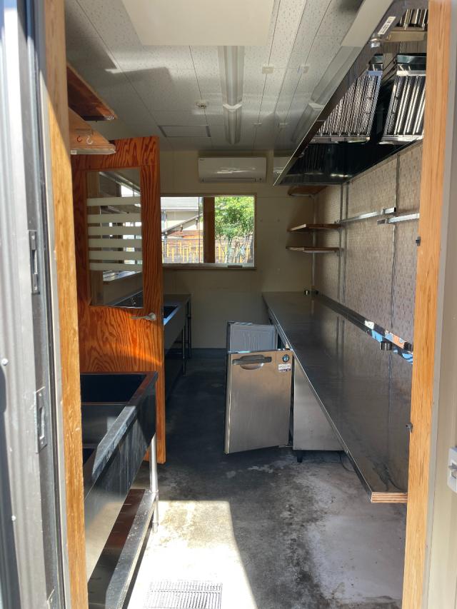 　裏口より調理場