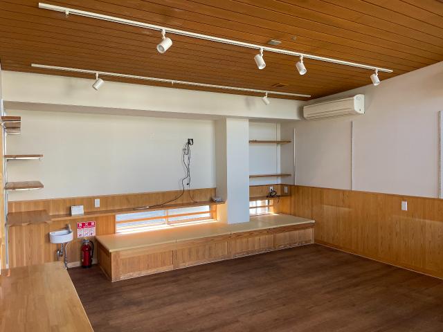 　奥の壁面は、ネットデジタル環境に対応。