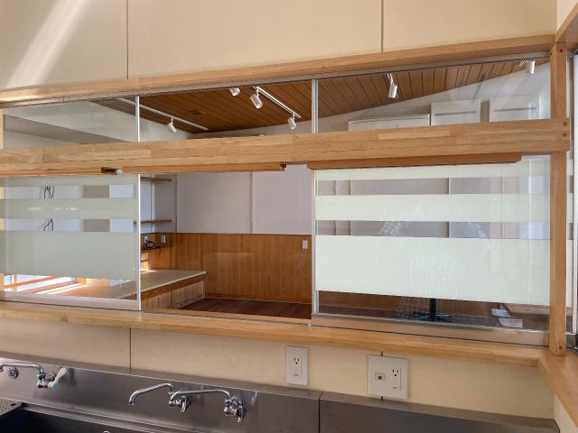 　厨房より店舗内