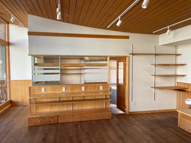 　店内は、木が多く使われて落ち着いた印象。