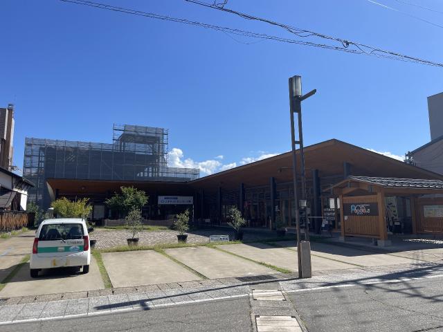 　敷地内駐車場より全体