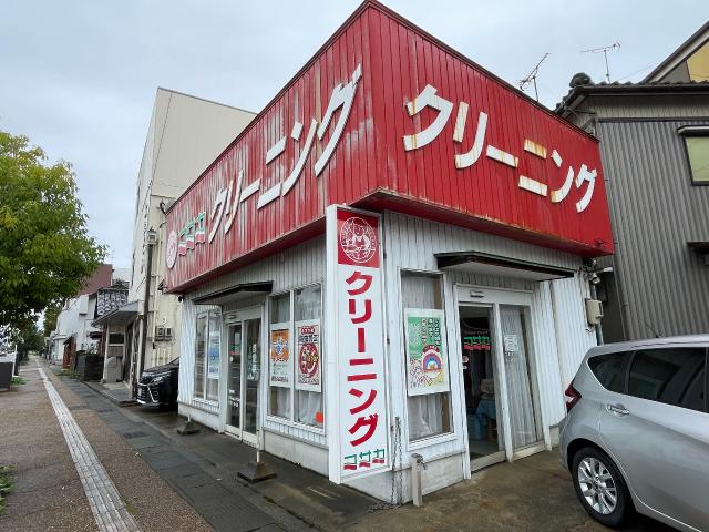 　角地で視認性良い立地です。